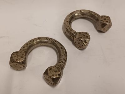 Paire de bracelets d'esclave en laiton argenté