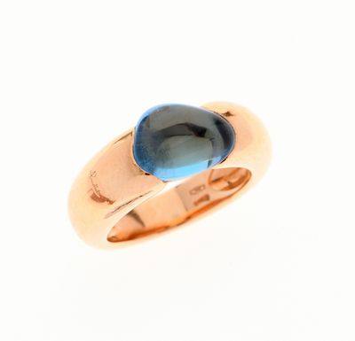 Gros plan sur une bague ornée d'une pierre bleue