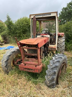 un tracteur qui est garé dans l'herbe, dans le champ