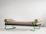 un banc en bois surmonté d'une structure métallique verte