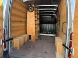 une camionnette dont l'arrière est rempli de bois