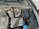 un moteur de voiture avec le capot ouvert et une bouteille bleue devant