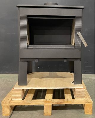 un poêle noir posé sur une palette