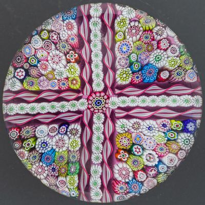 une photo d'une plaque de verre sur laquelle est représentée une croix