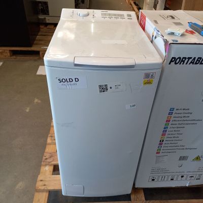 deux réfrigérateurs blancs posés sur une palette dans un entrepôt