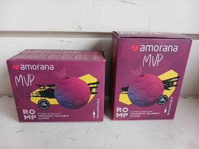 Deux boîtes de balais à franges Ambrana sont posées sur une table