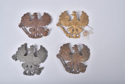 quatre types différents de broches en métal sur un fond blanc