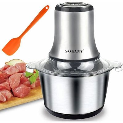 un robot ménager contenant de la viande, avec une spatule à côté