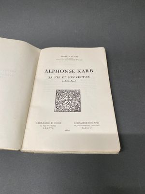 un livre ouvert posé sur une table, sur une table