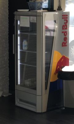 un petit réfrigérateur sur lequel est apposé un logo Red Bull