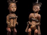deux figurines en bois représentant un homme et une femme