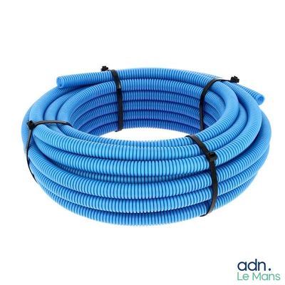 un gros plan d'un tuyau bleu sur fond blanc