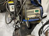 une machine posée par terre à côté d'autres machines