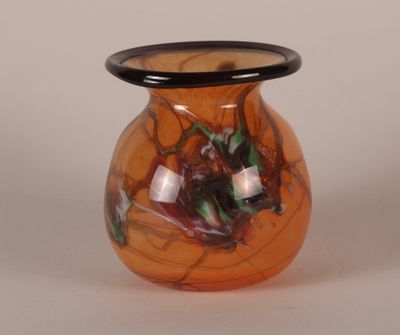 un petit vase avec un bord noir sur fond blanc