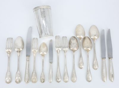 beaucoup de cuillères et de couteaux en argent sur la table