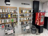 de nombreux téléphones portables exposés dans le magasin