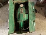 une machine verte posée par terre