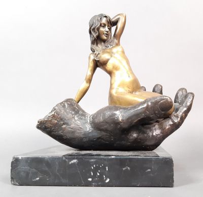 statue en bronze représentant une femme assise sur un rocher, posée sur un socle en marbre