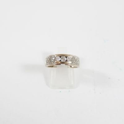 gros plan d'une bague en diamant sur une surface blanche