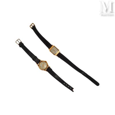 deux montres posées l'une à côté de l'autre sur une surface blanche