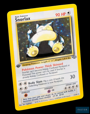 gros plan d'une carte pokemon sur fond noir