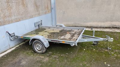 a trailer that is parked in front of a building