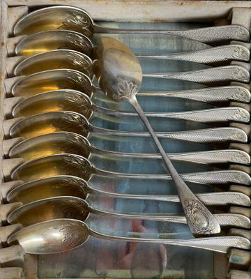 a lot of spoons and spoon spoons sitting on top of each other