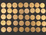 une image représentant un ensemble de pièces d'or sur fond noir