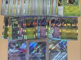 beaucoup de cartes pokemon différentes sur la table
