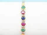 un gros plan sur un bracelet orné de pierres multicolores