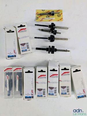 un grand nombre d'outils posés sur une table