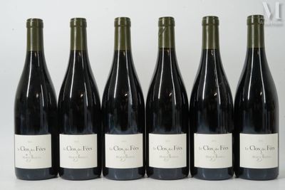 six bouteilles de vin sont alignées sur une table