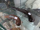 une vitrine contenant un pistolet et d'autres objets