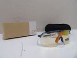 une paire de lunettes posée sur une table à côté d'une boîte