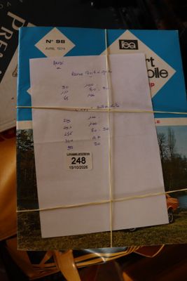 une pile de papiers posée sur une chaise en bois