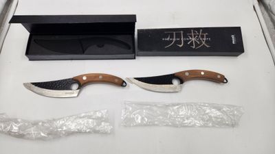 deux couteaux dans une boîte posée sur une table