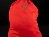 un sac rouge orné d'un signe « $ », posé sur une surface noire