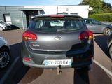 une voiture garée dans un parking
