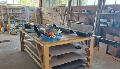 un établi dans un garage, sur lequel sont posés de nombreux outils