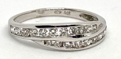 Bague en or blanc 9K 375ml composée de deux lignes entrecroi…