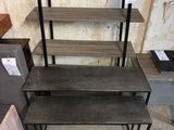 un ensemble de trois tables surmontées d'une étagère