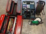 un grand nombre d'outils posés sur le sol