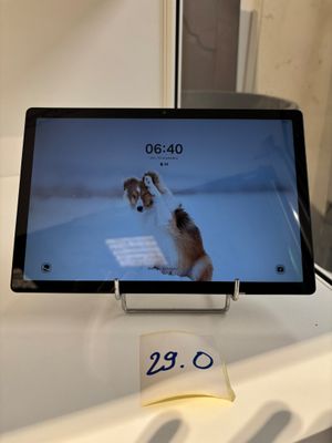 une tablette posée sur une table, avec l'image d'un chien à l'écran