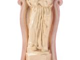 une statue représentant une femme tenant un bébé dans ses bras, posée sur un socle