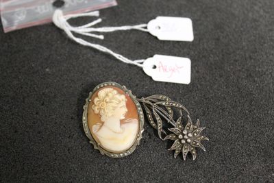 un collier sur lequel figure le portrait d'une femme