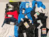 de nombreux modèles différents de shorts pour hommes posés sur une table