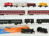 Plusieurs petits trains sont exposés dans une vitrine transparente
