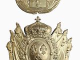 deux insignes en métal doré sur lesquels figurent une couronne et une couronne
