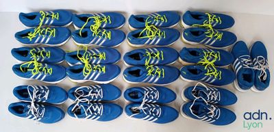 de nombreuses paires de chaussures de tennis bleues et jaunes posées sur une table