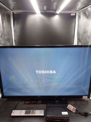 un téléviseur posé sur un bureau